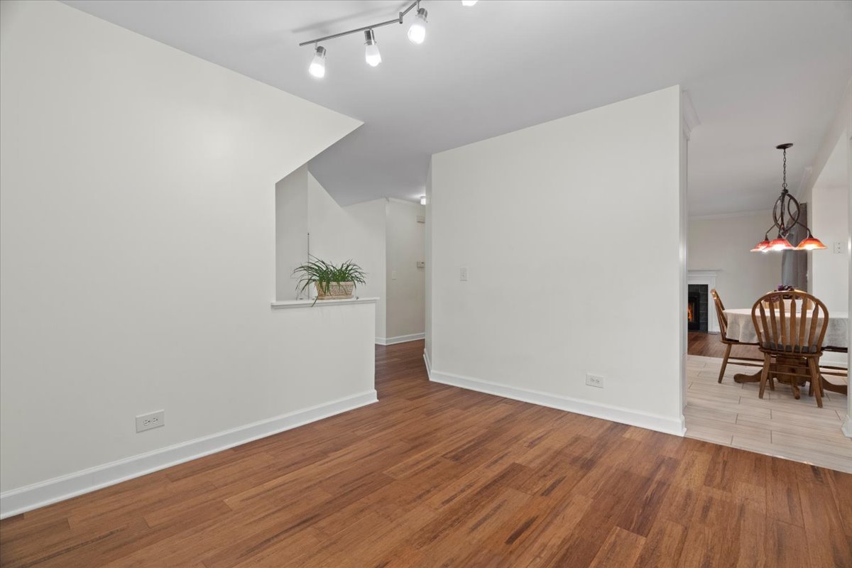 1387 London Court