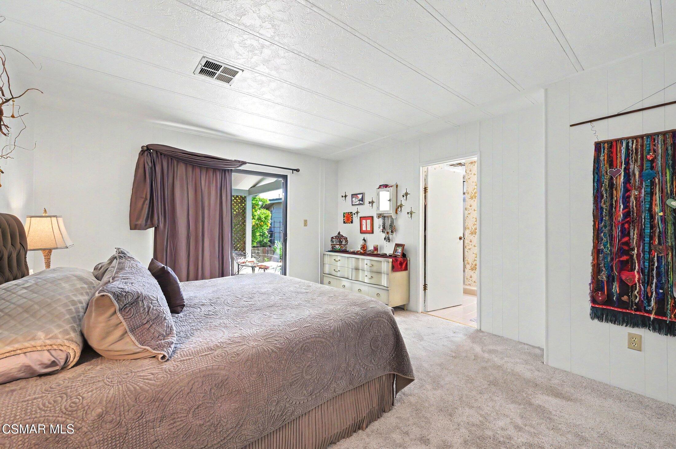 64 Poinsettia Gardens Drive, 64
