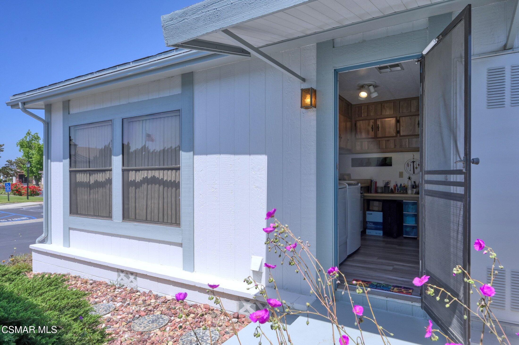 64 Poinsettia Gardens Drive, 64