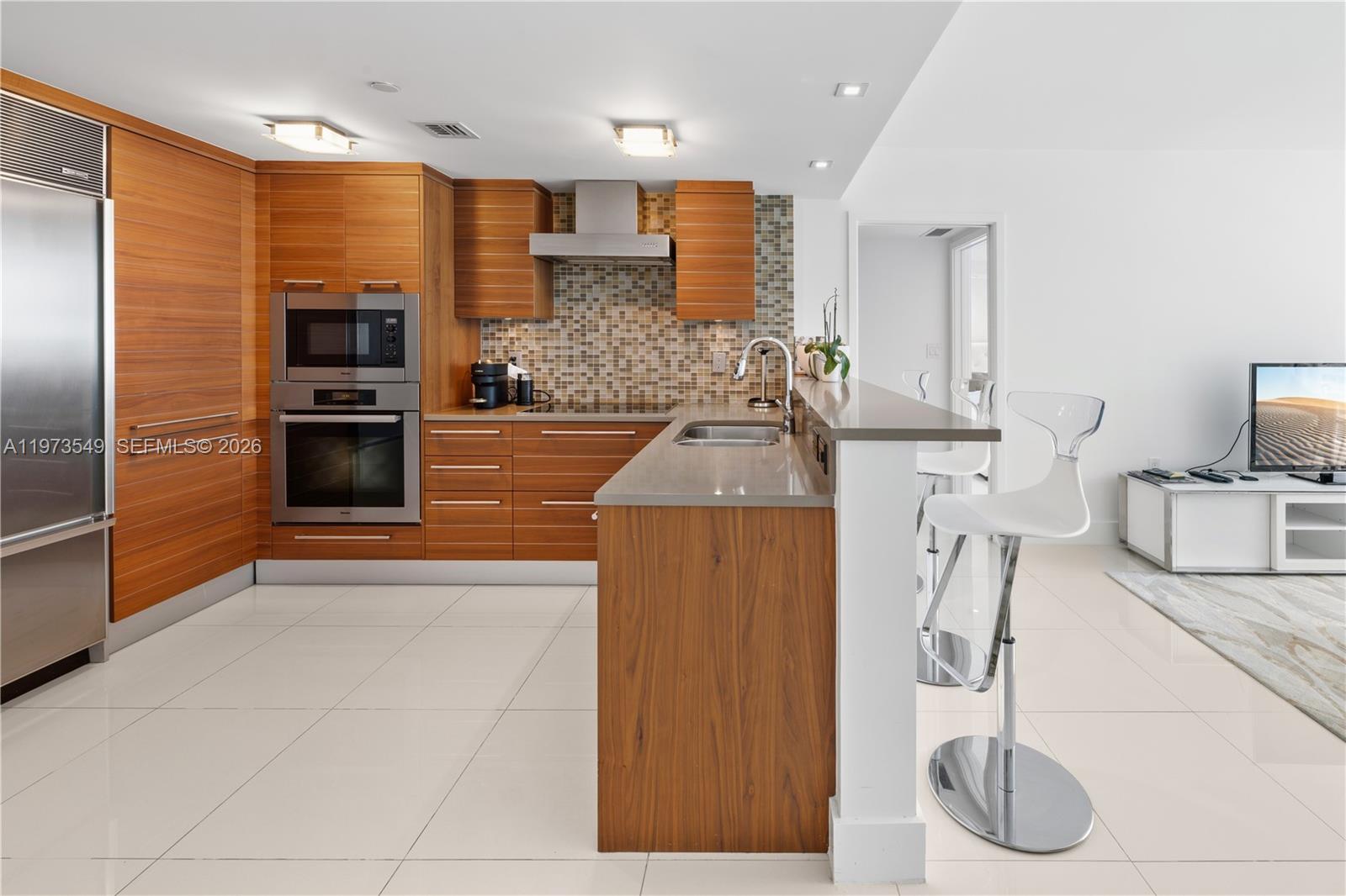 6801 Collins Ave Unit: LPH06 Doorlph14