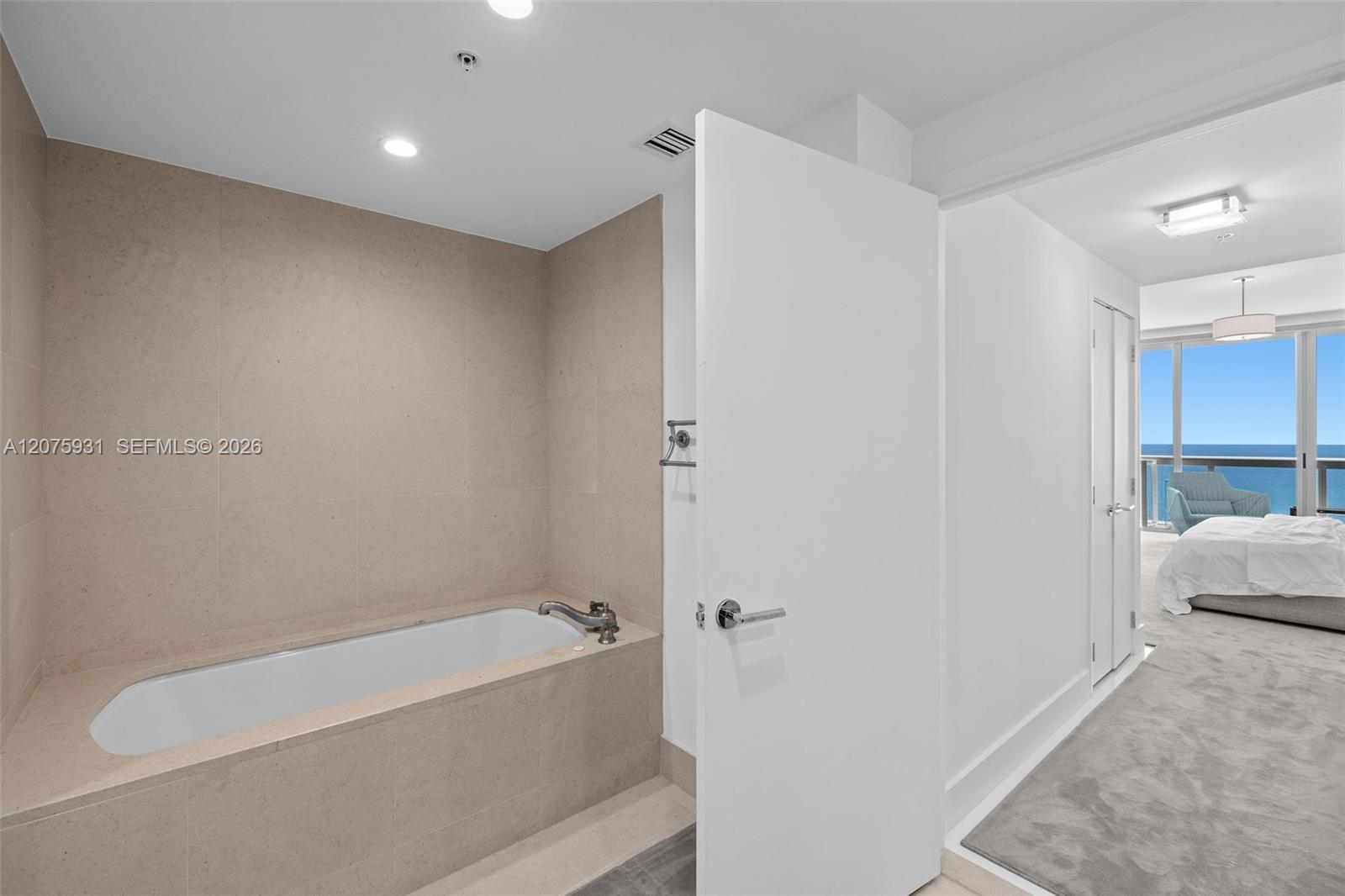 6899 Collins Ave # 1602