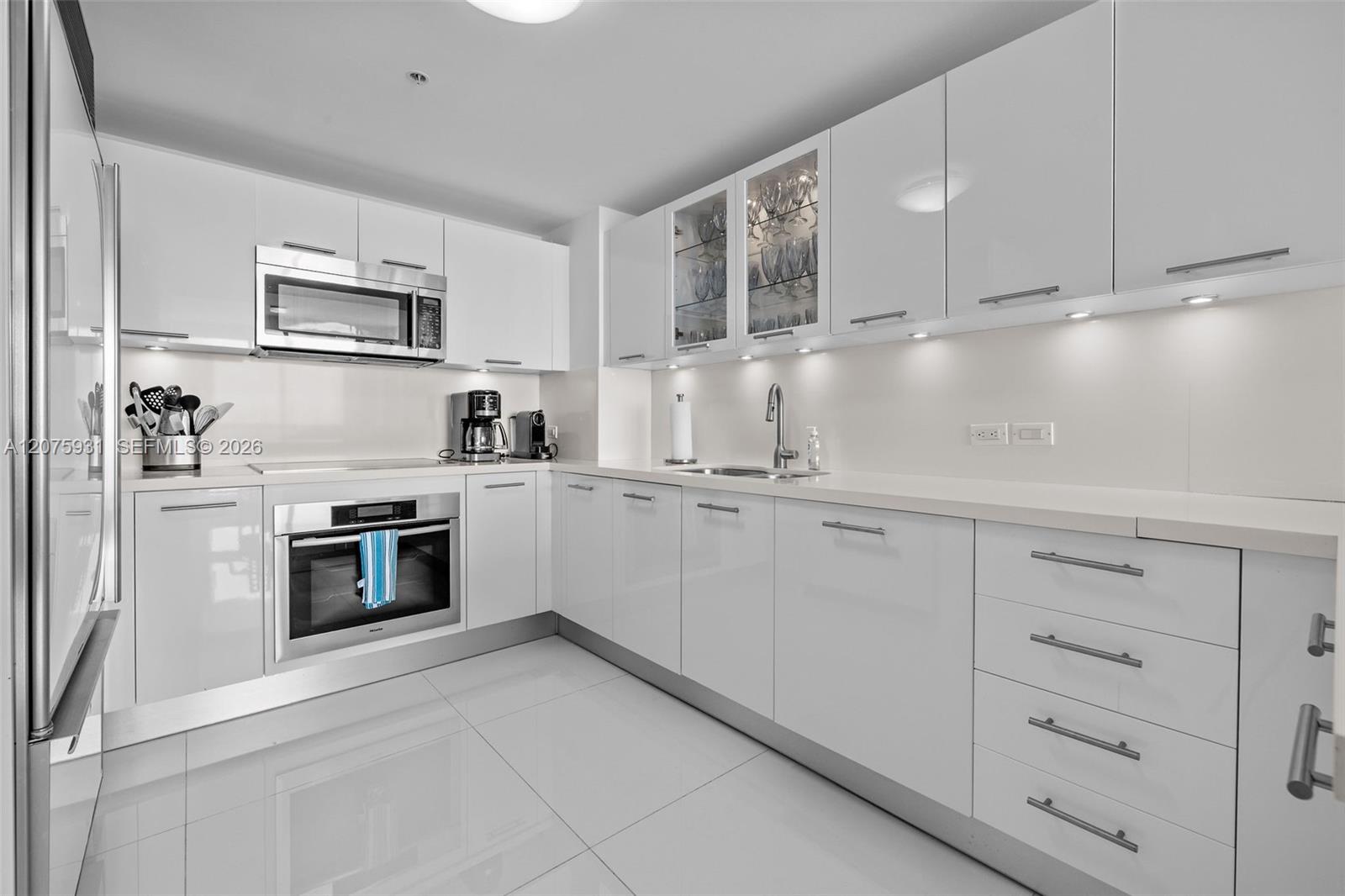 6899 Collins Ave # 1602