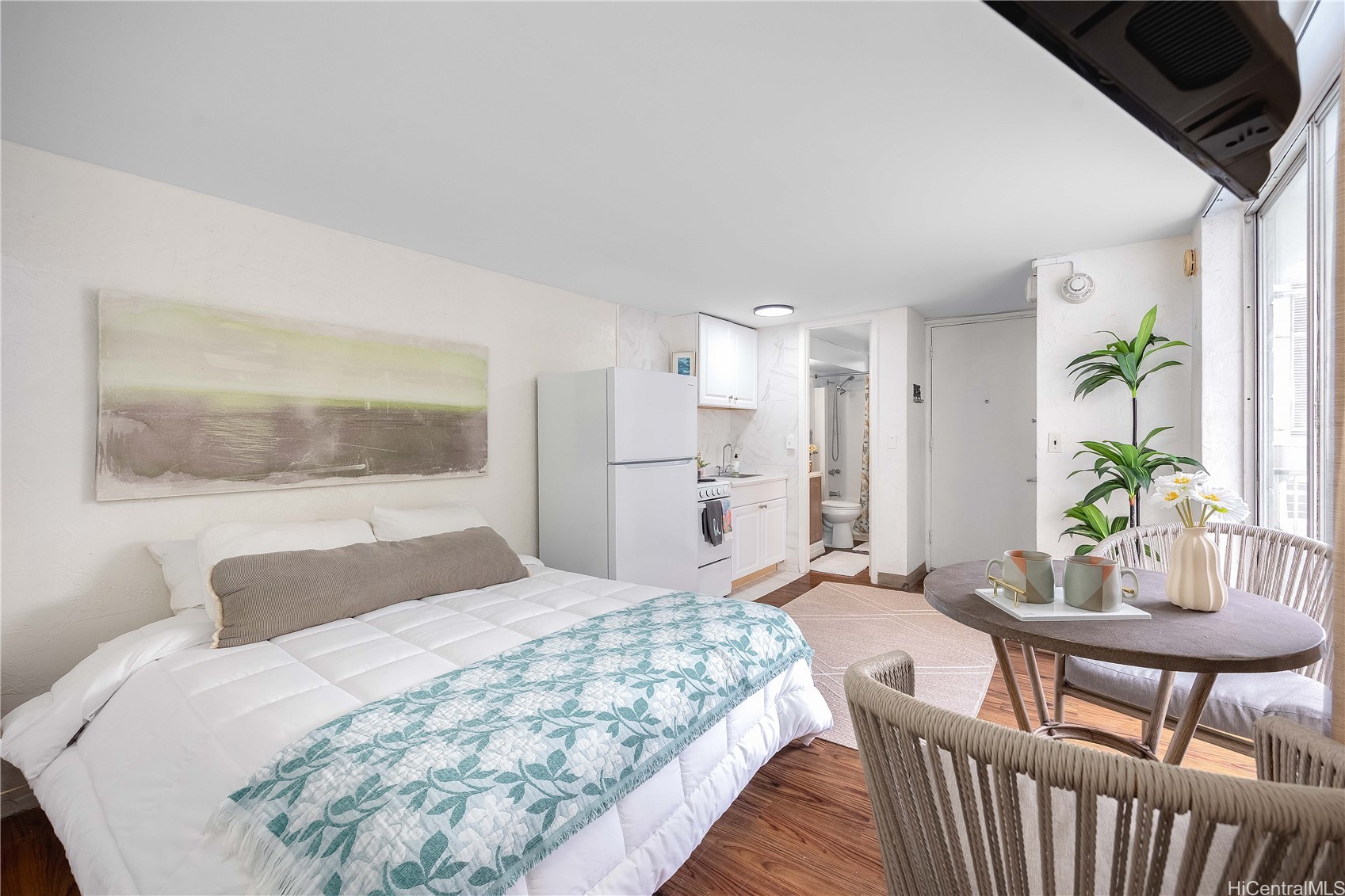 441 Lewers Street 301