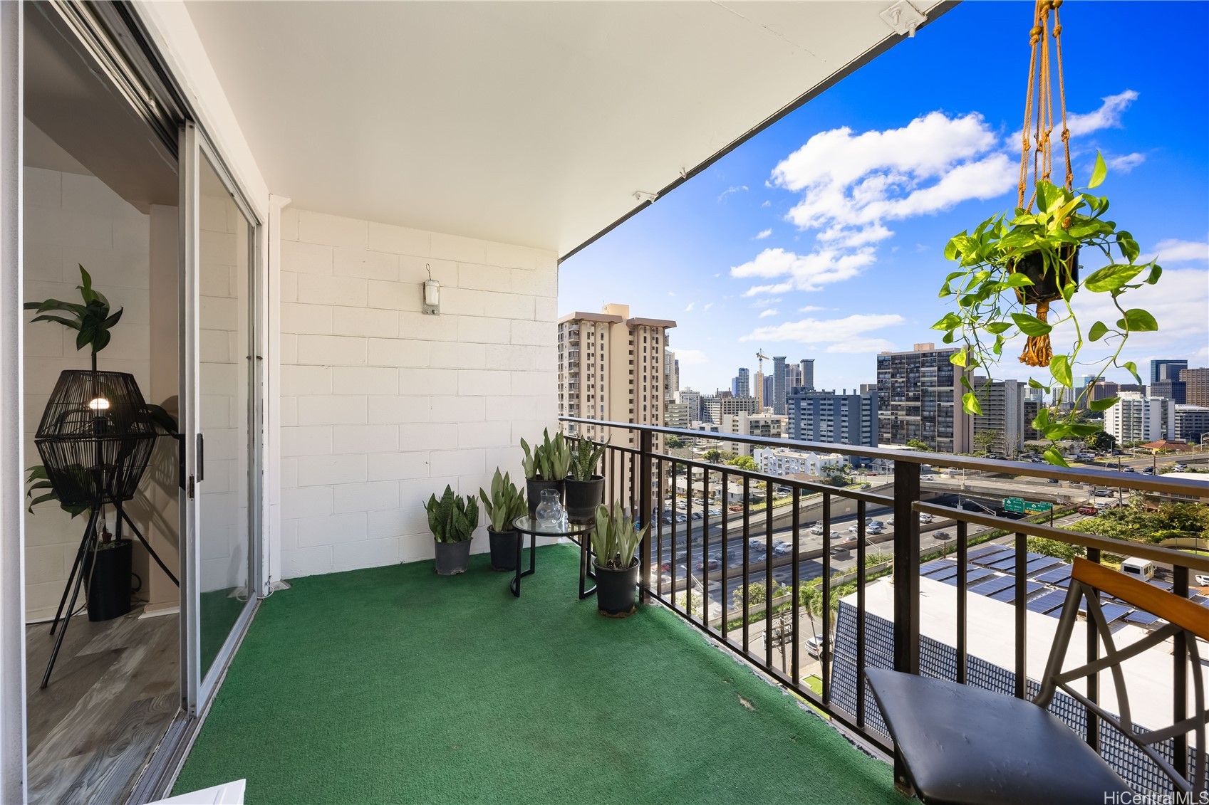 1415 Victoria Street 908