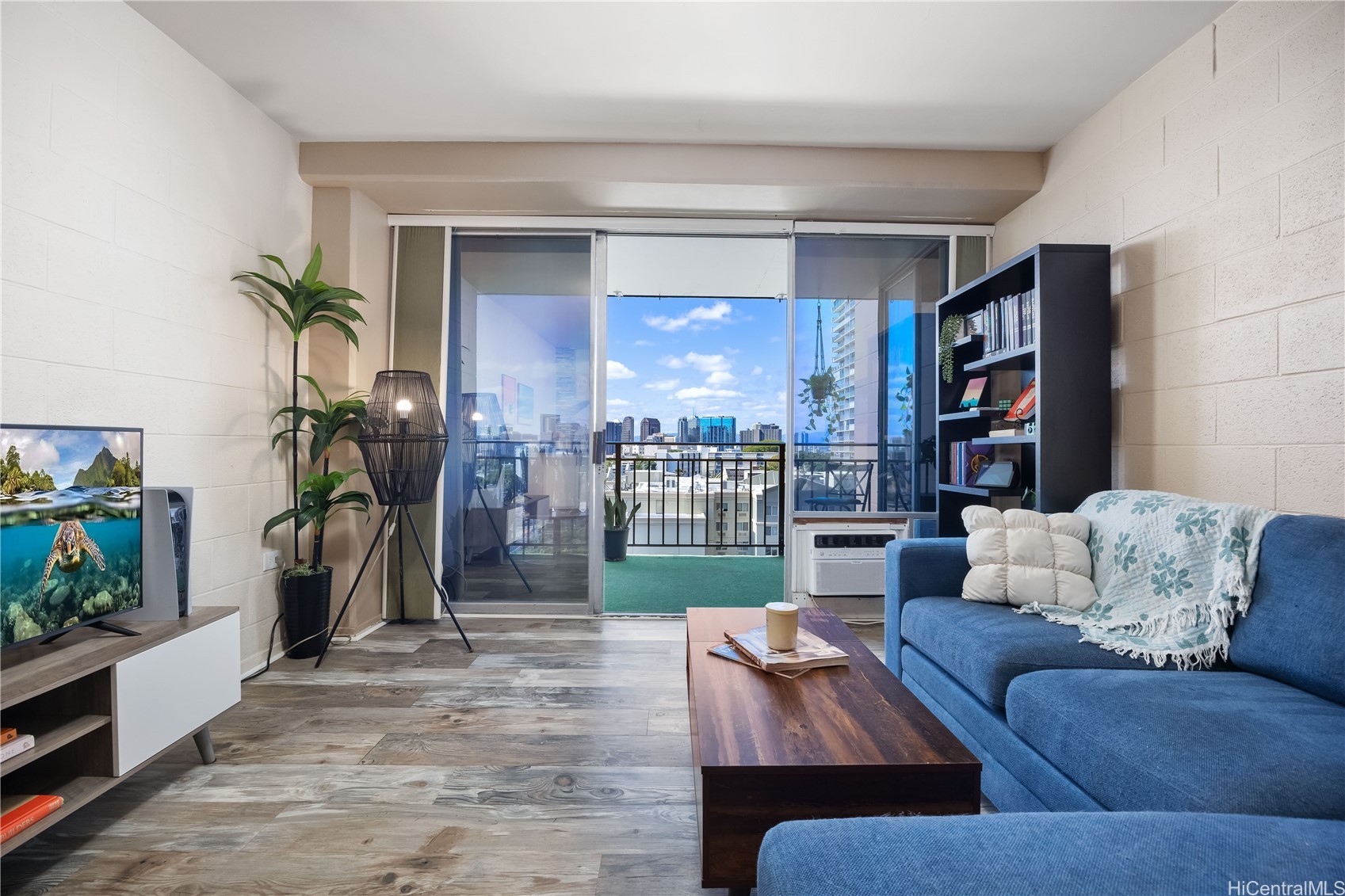 1415 Victoria Street 908