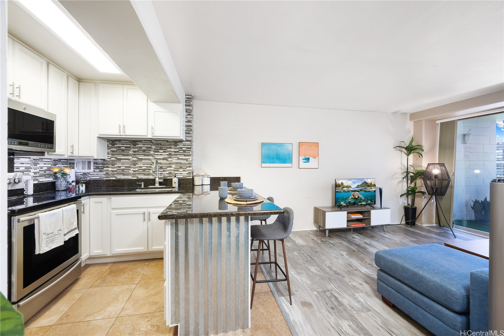 1415 Victoria Street 908