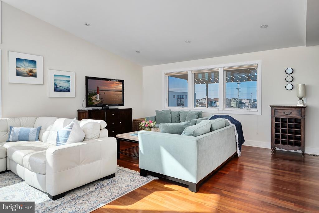 1109-B LONG BEACH BOULEVARD