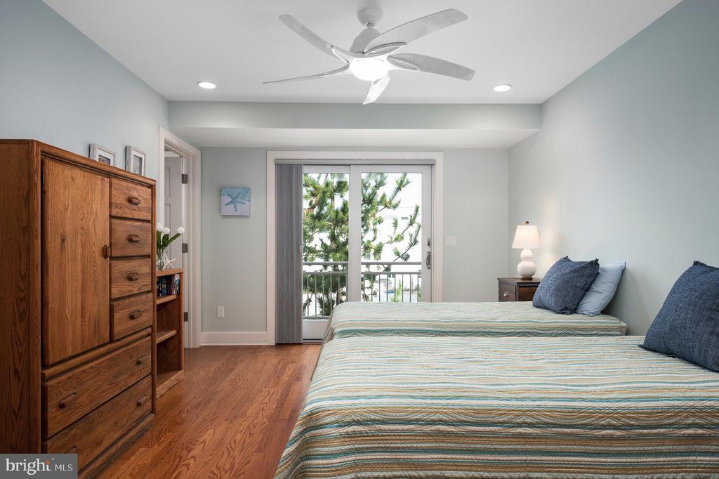 1109-B LONG BEACH BOULEVARD
