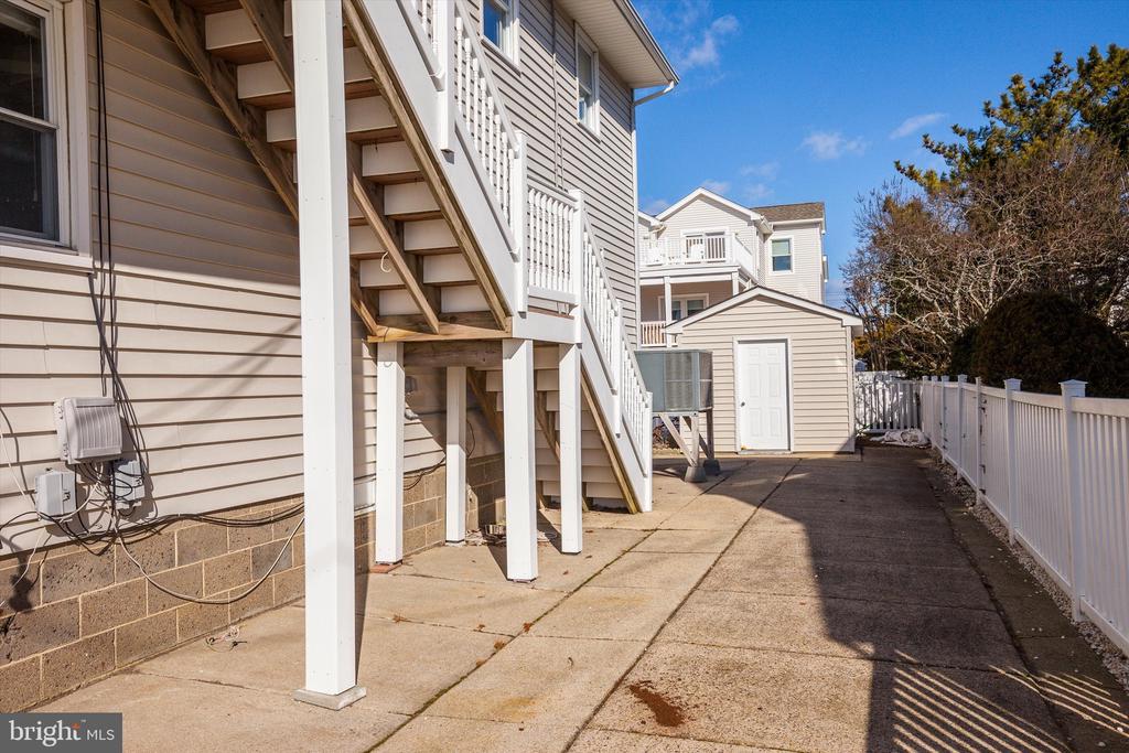 327 N 1ST STREET
