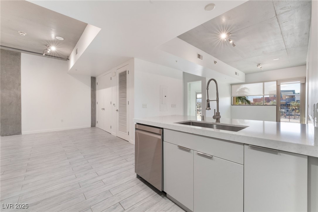353 East Bonneville Avenue 423