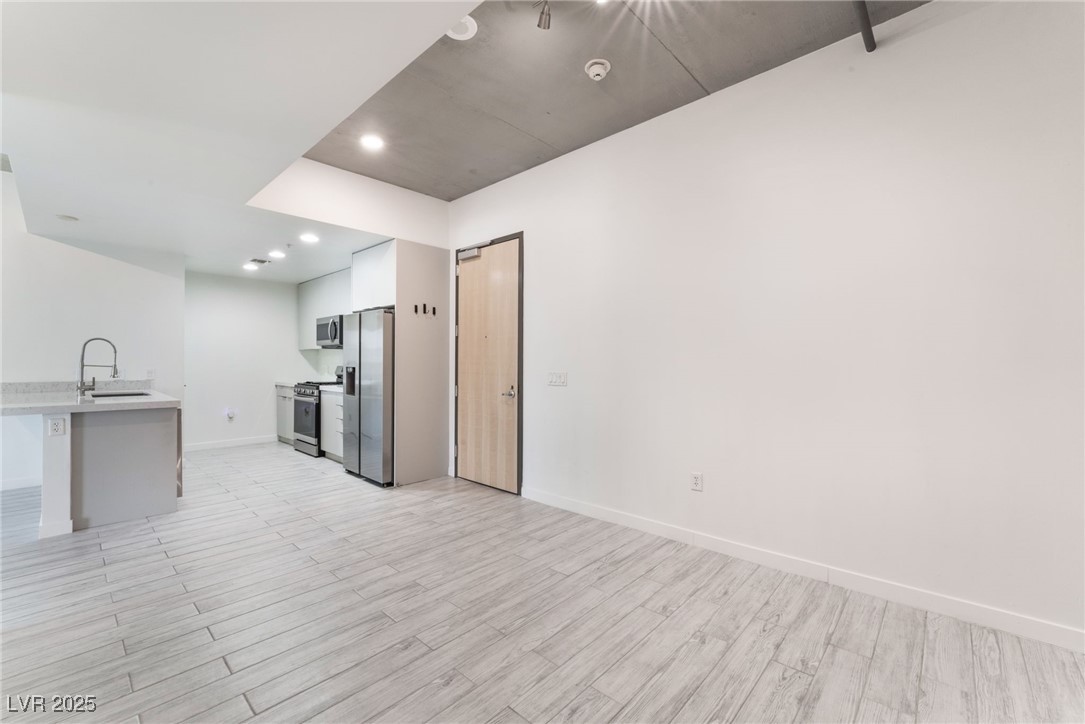 353 East Bonneville Avenue 423