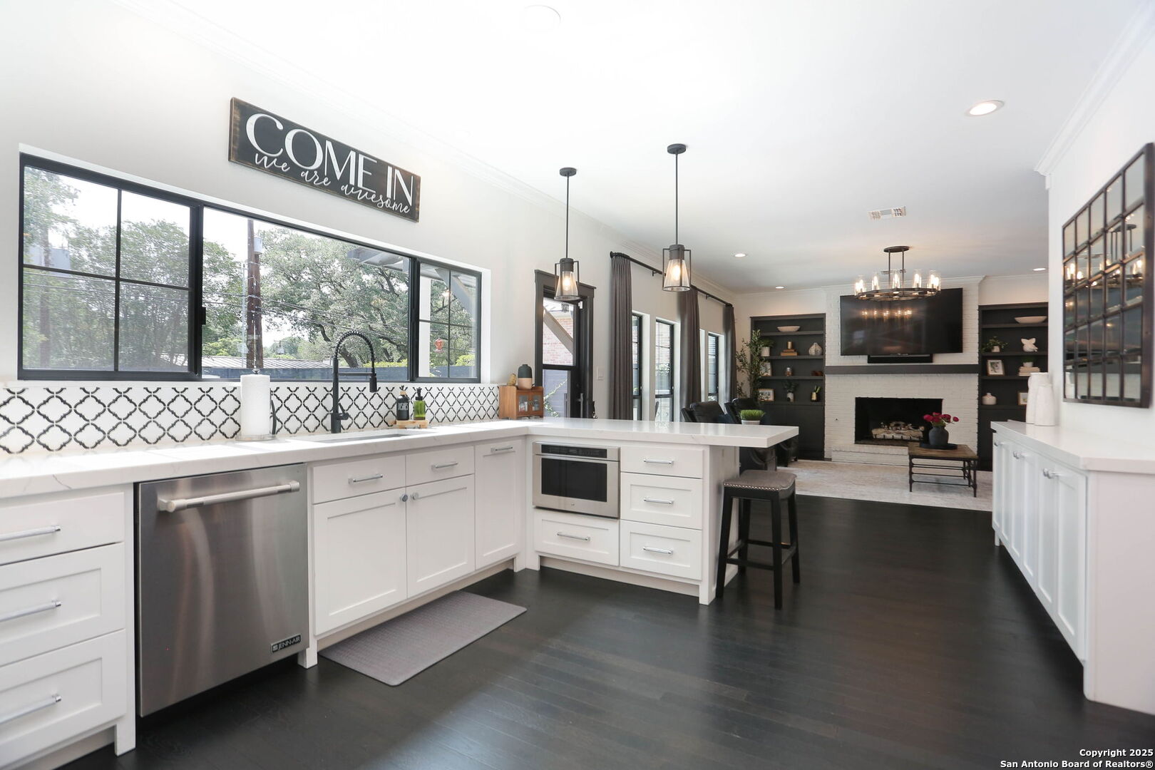 8306 Country Side