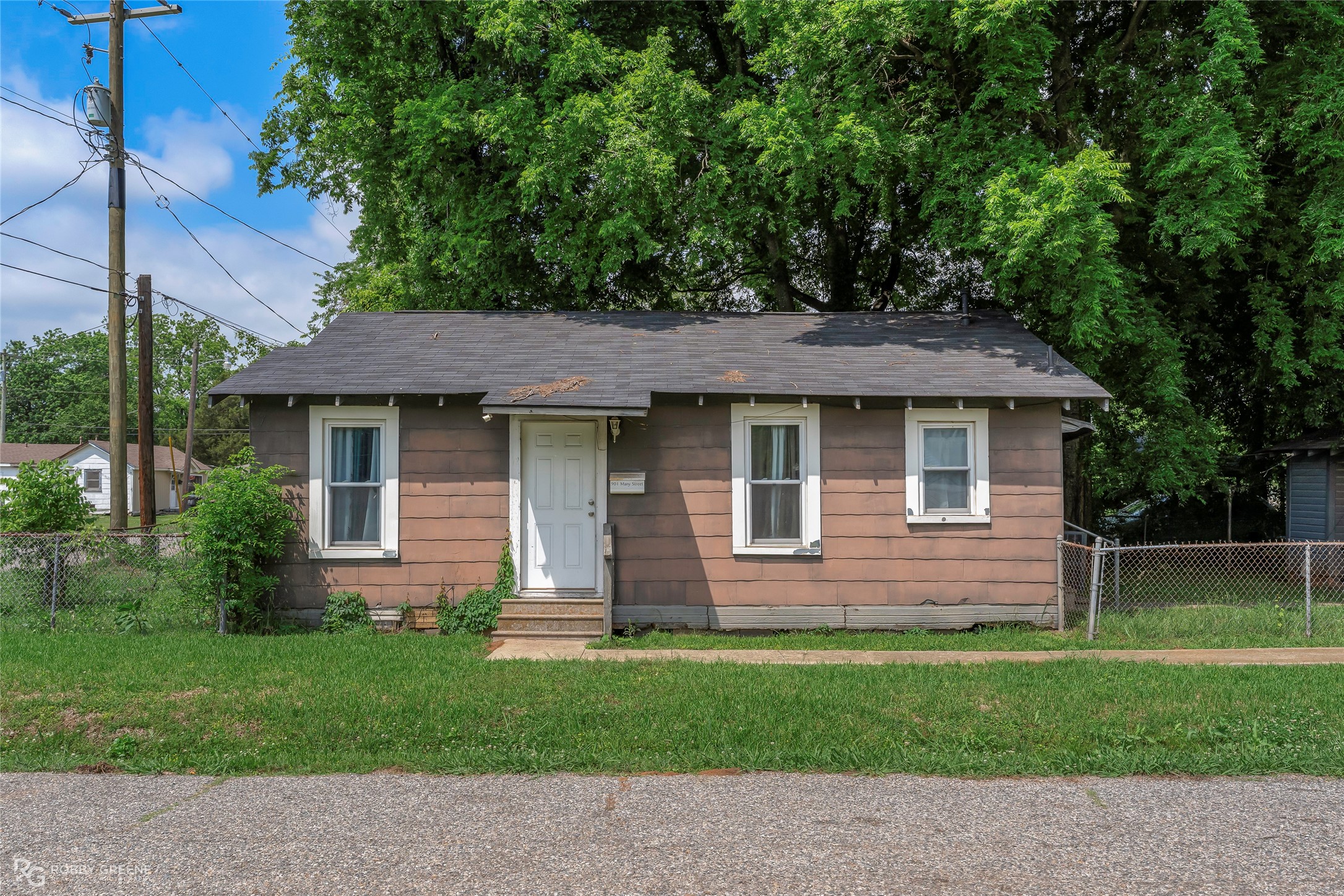 901 Many Street