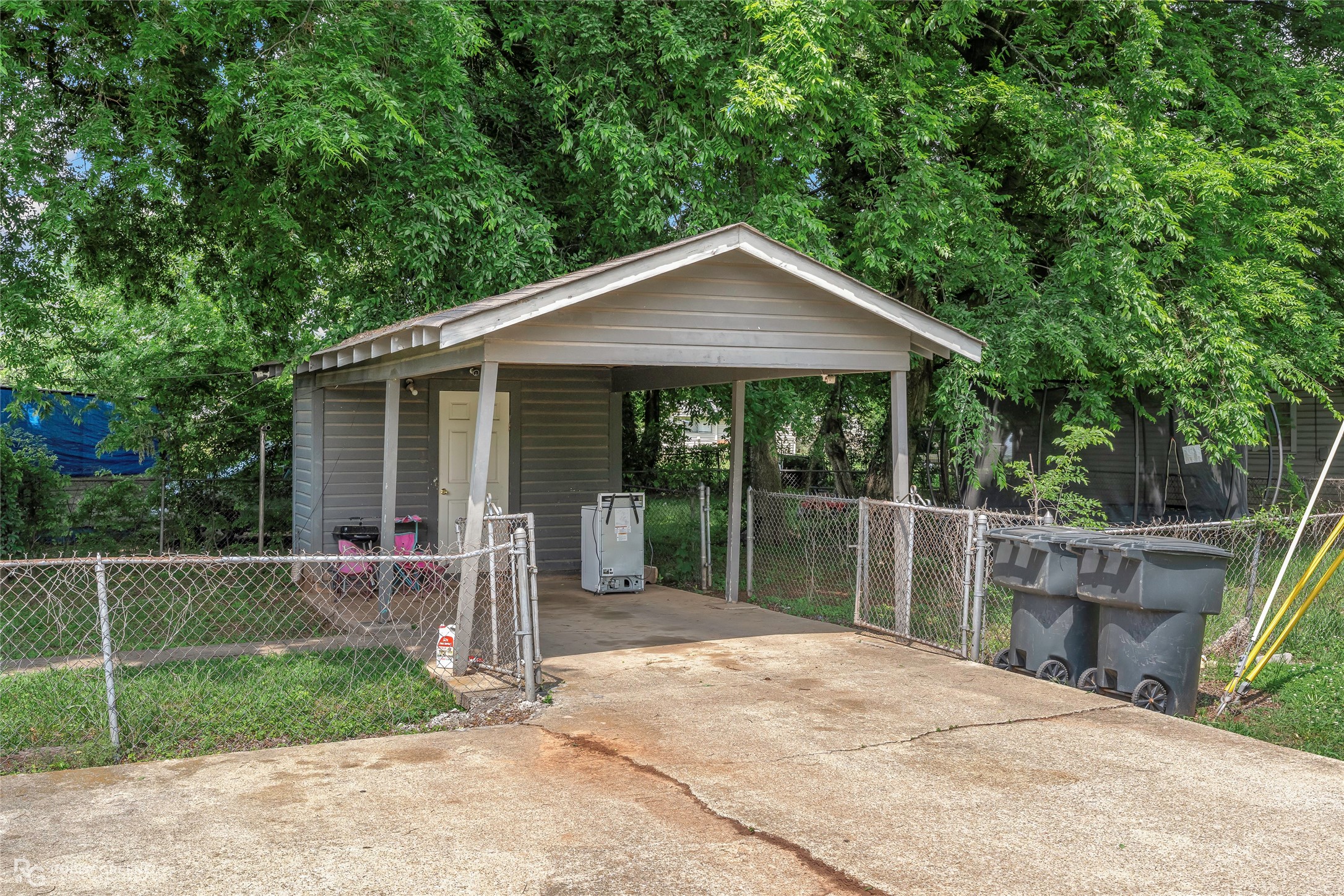 901 Many Street