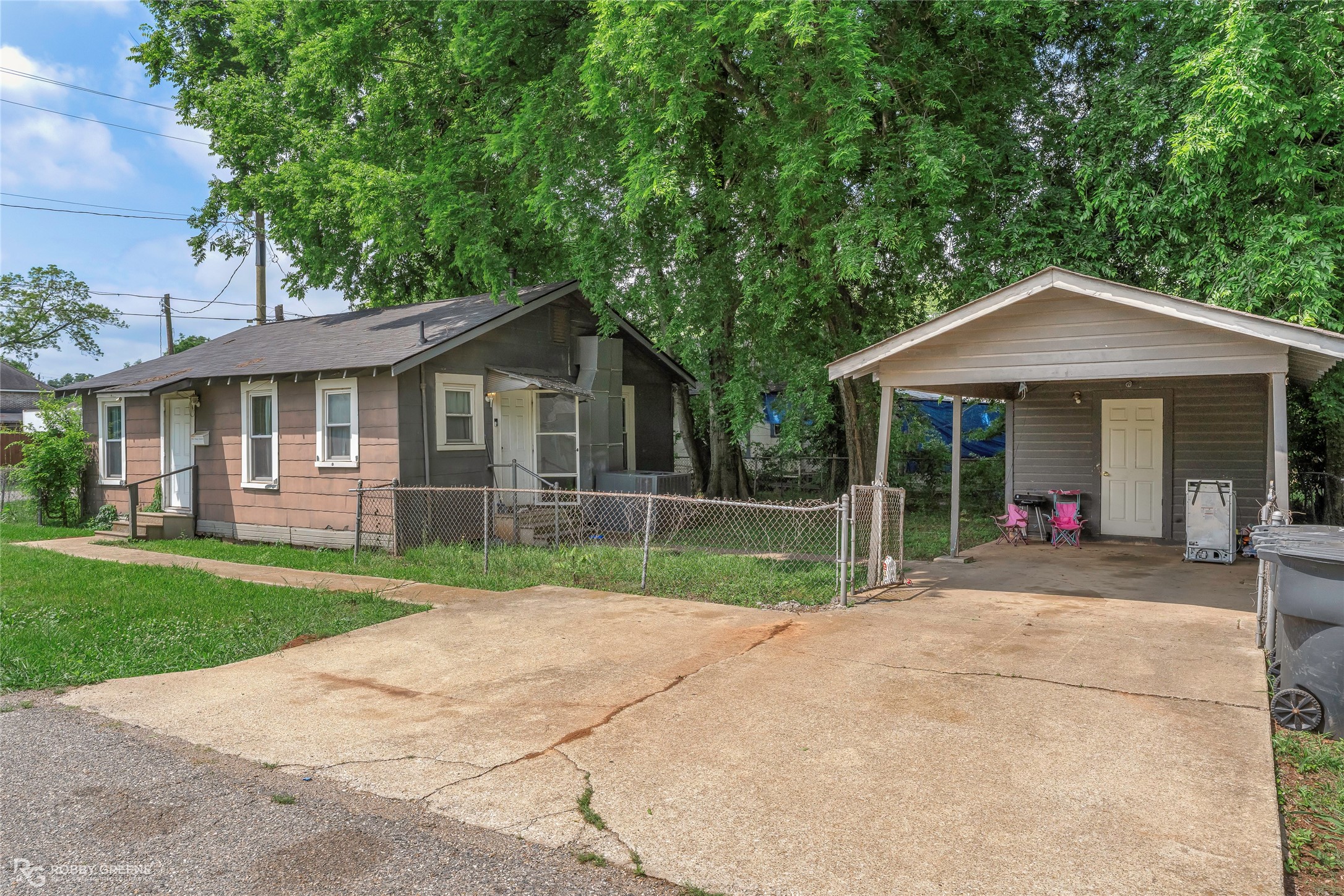 901 Many Street