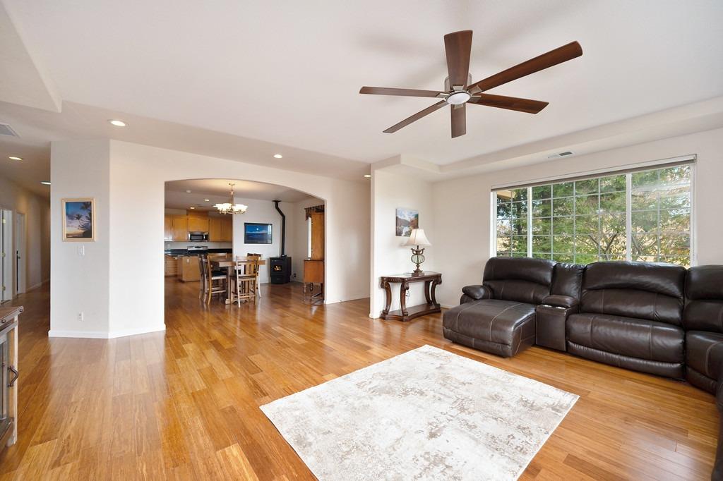 4213 Lakeview Drive