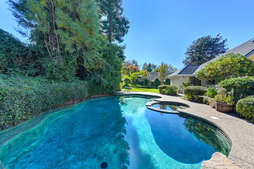 6880 Boardwalk Drive