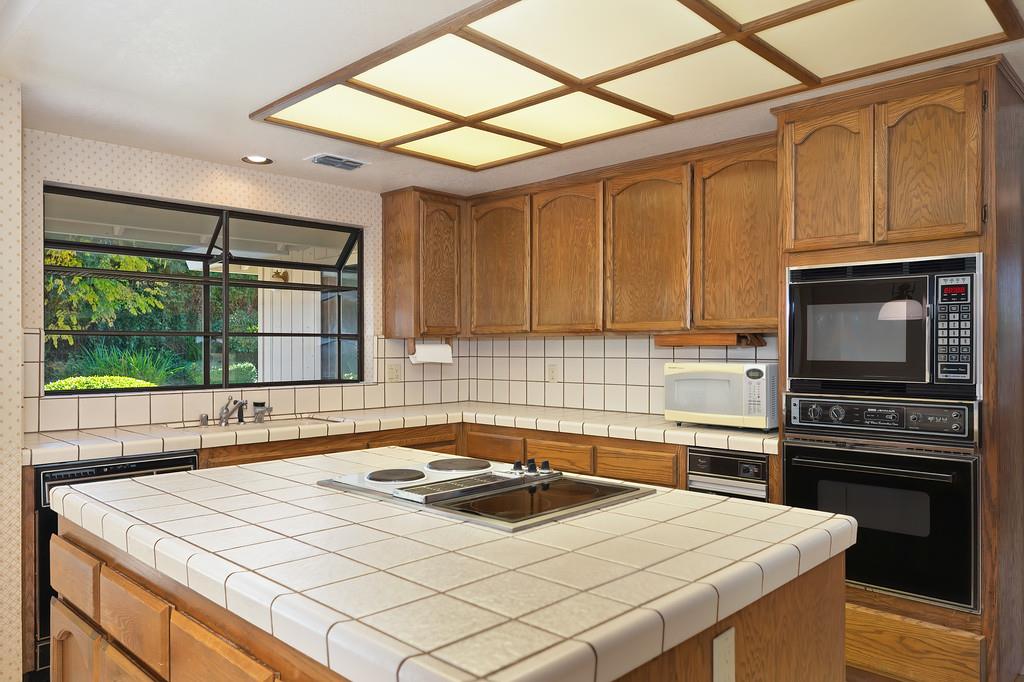 6880 Boardwalk Drive