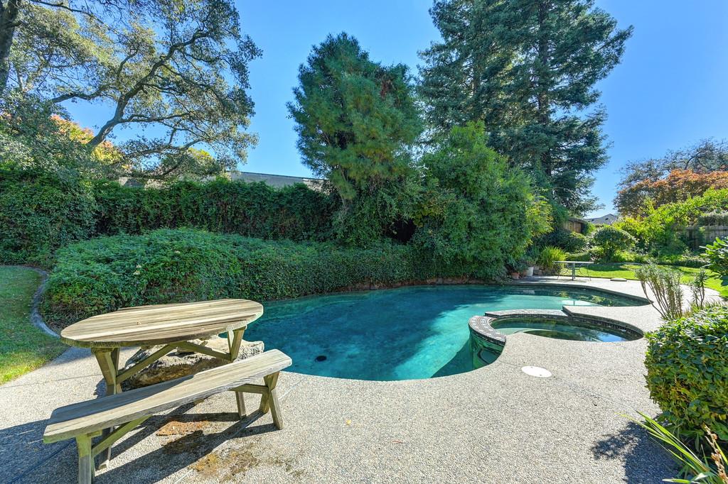 6880 Boardwalk Drive