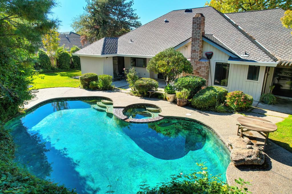 6880 Boardwalk Drive