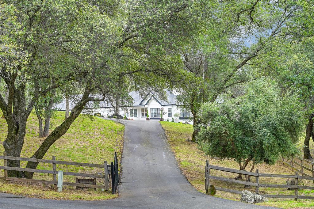 10180 Tierra Del Lago Place