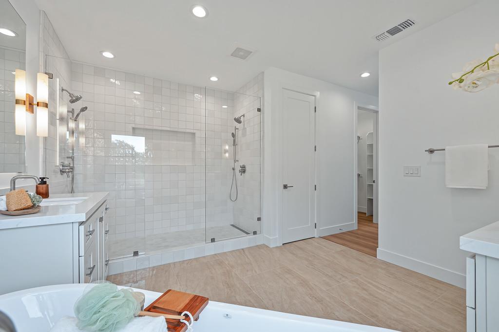 10180 Tierra Del Lago Place