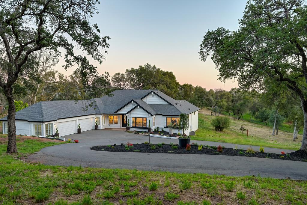 10180 Tierra Del Lago Place
