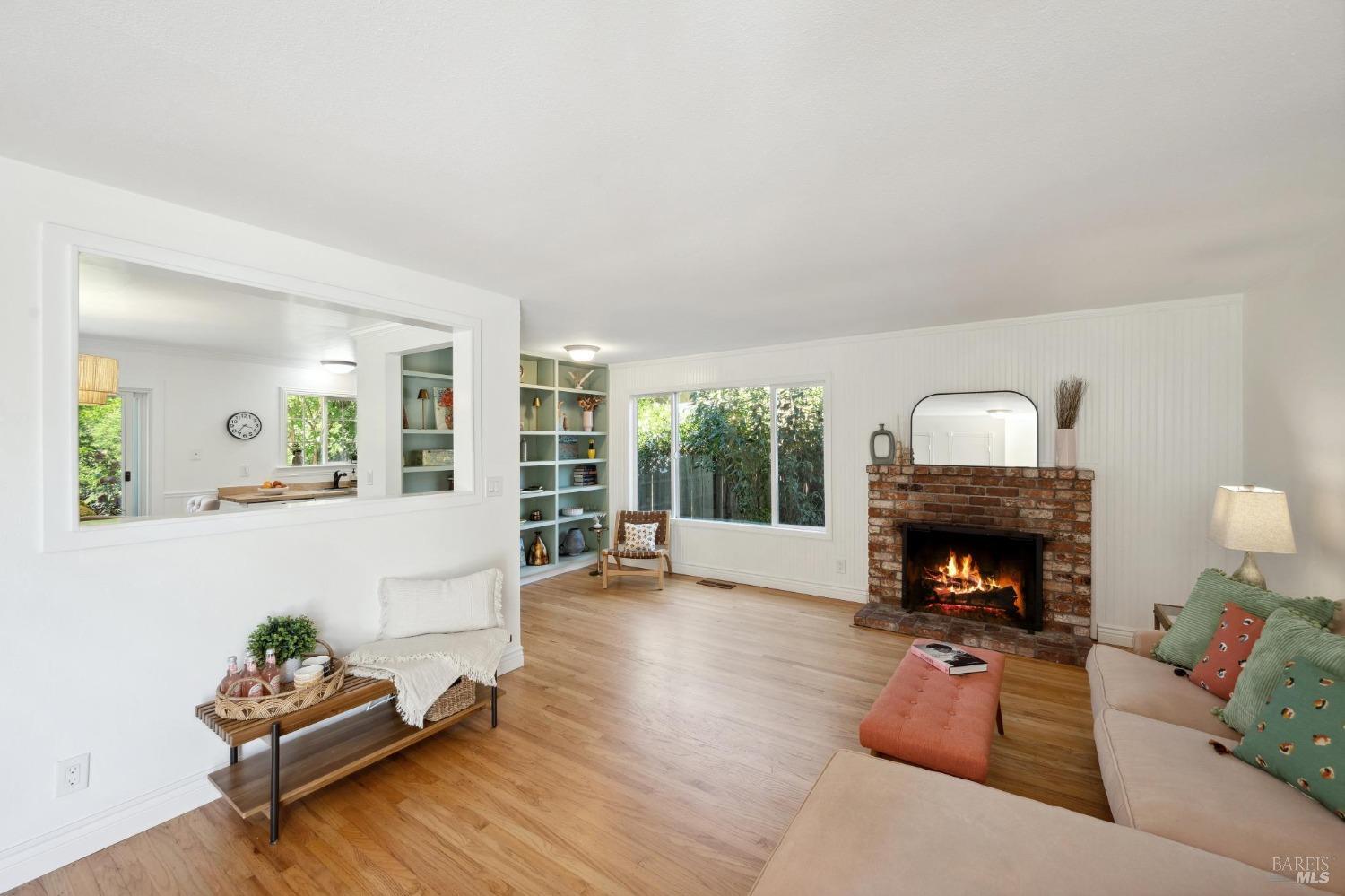 1557 Glenbrook Dr
