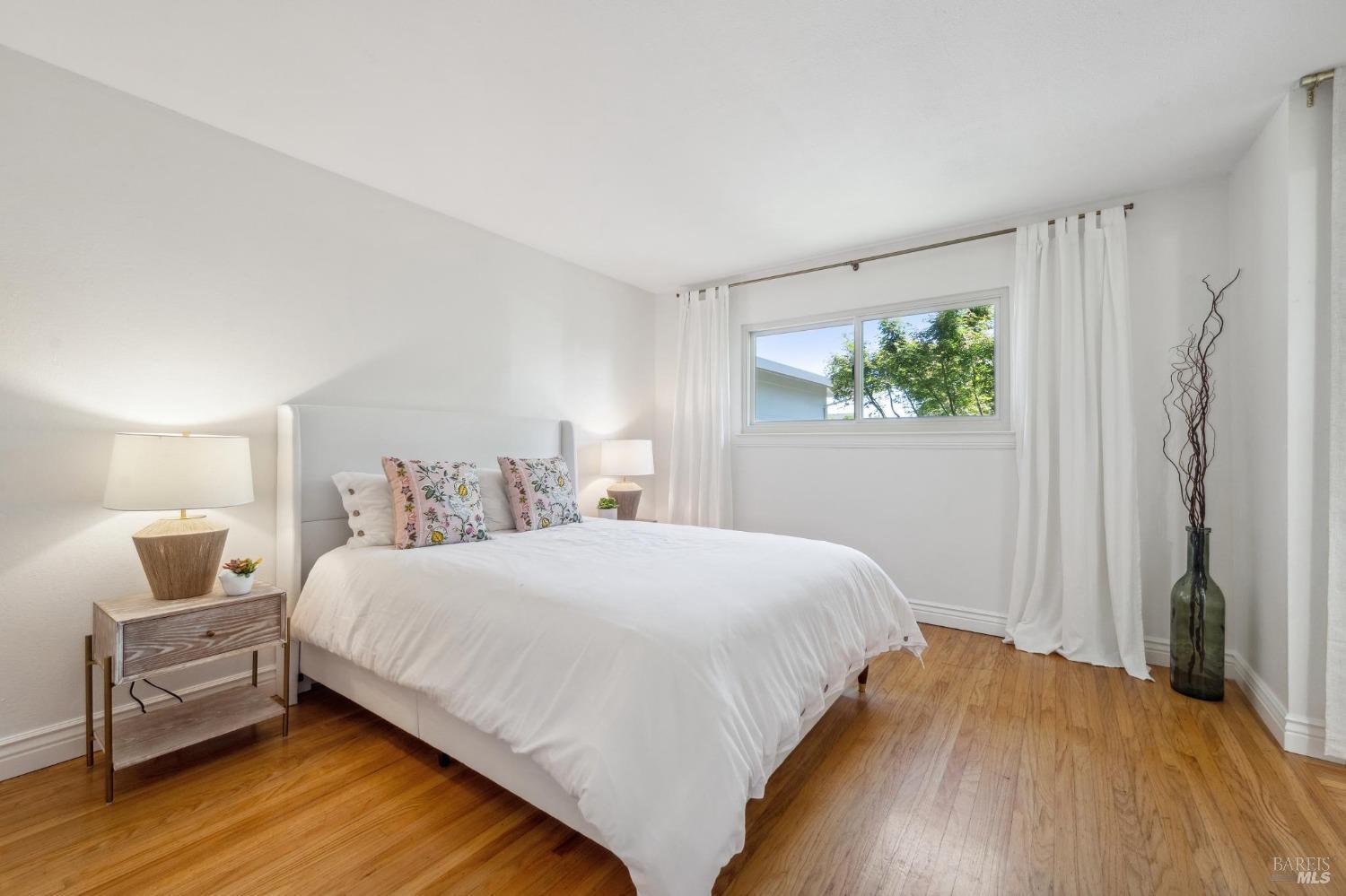 1557 Glenbrook Dr