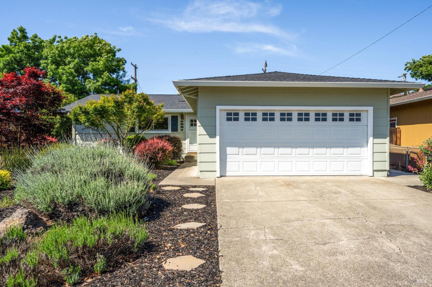 1557 Glenbrook Dr