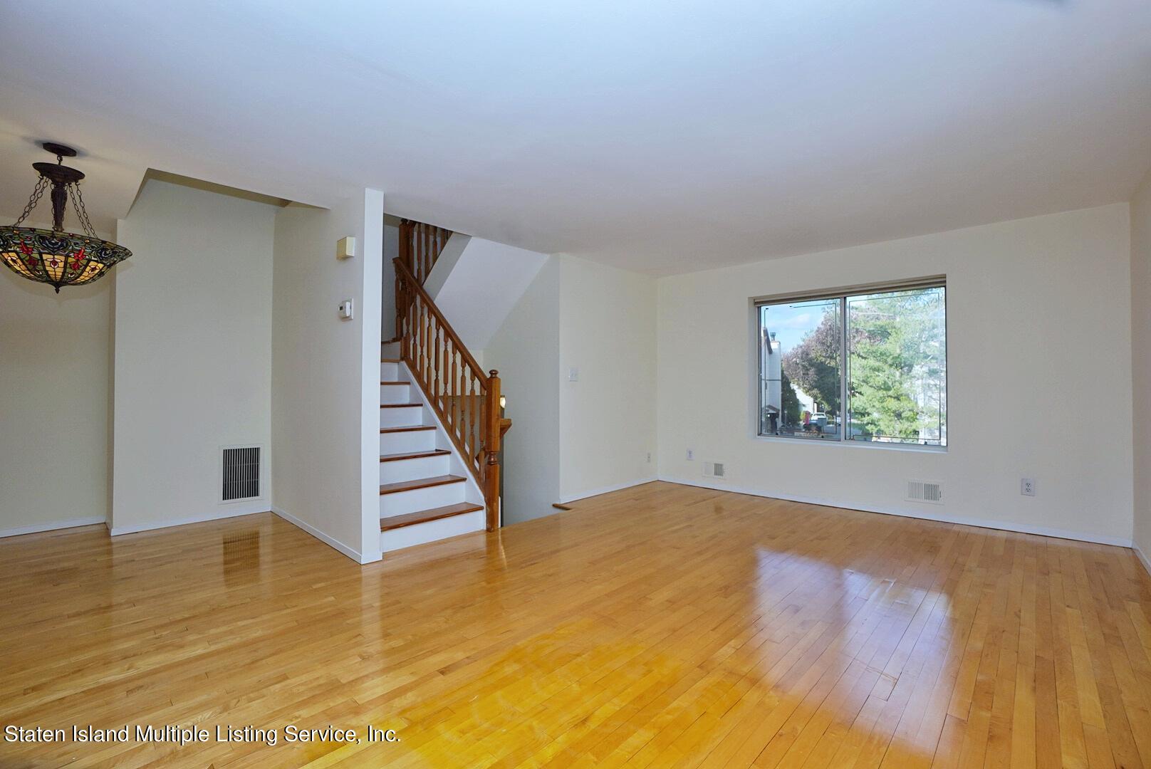 85 Wolkoff Lane, 35