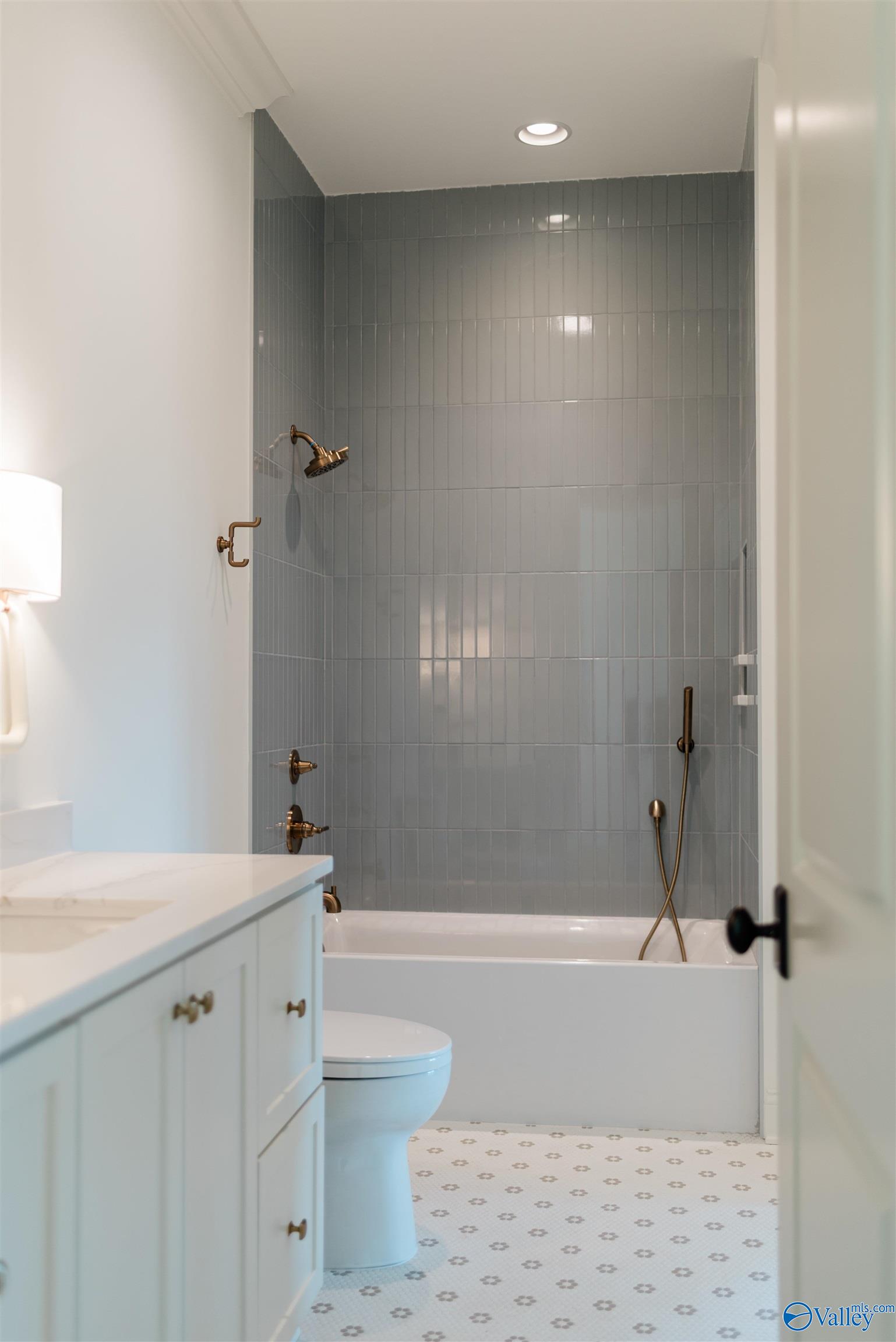 8 Lendon Main Street