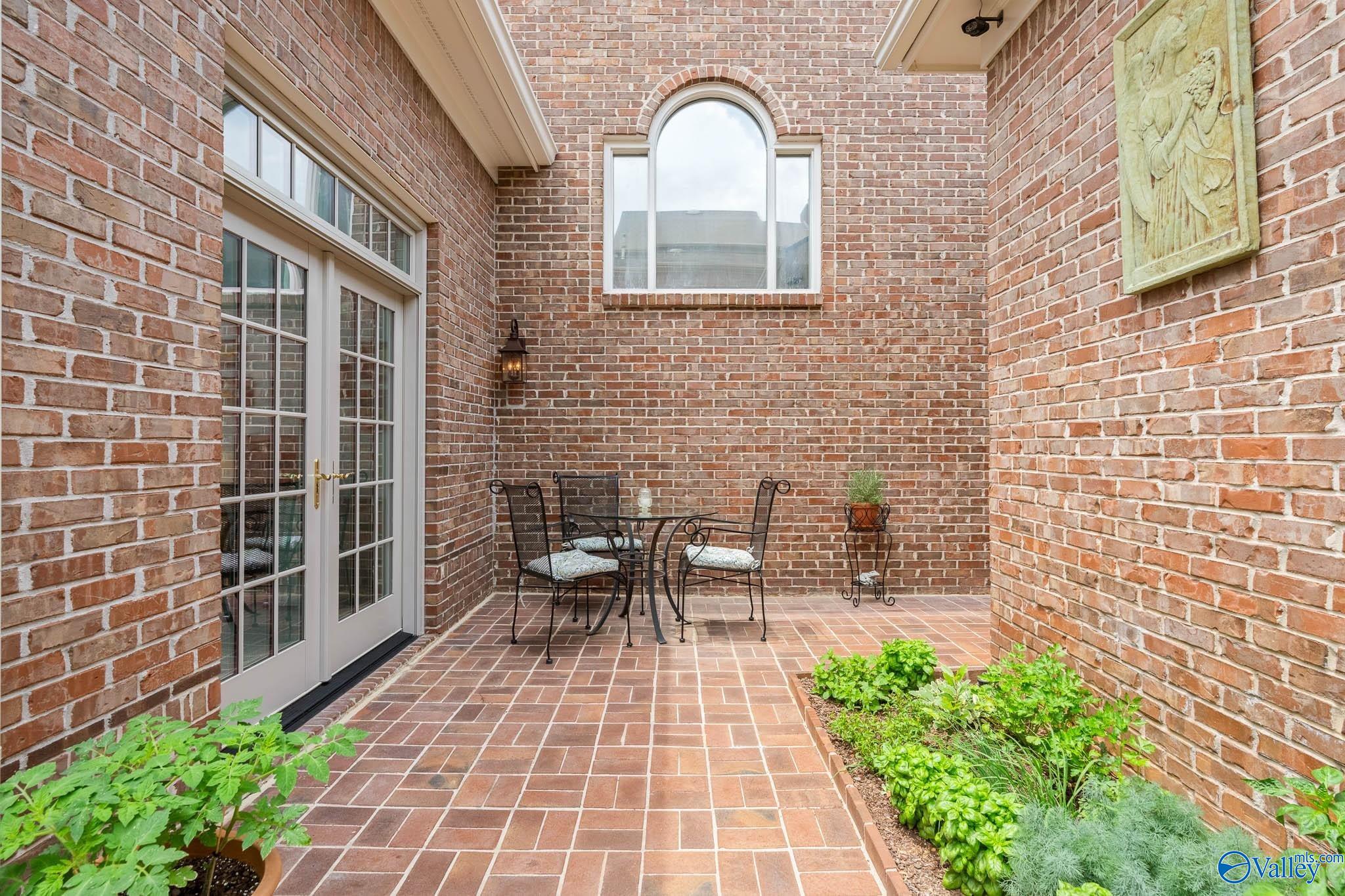 26 Saint James Square SE