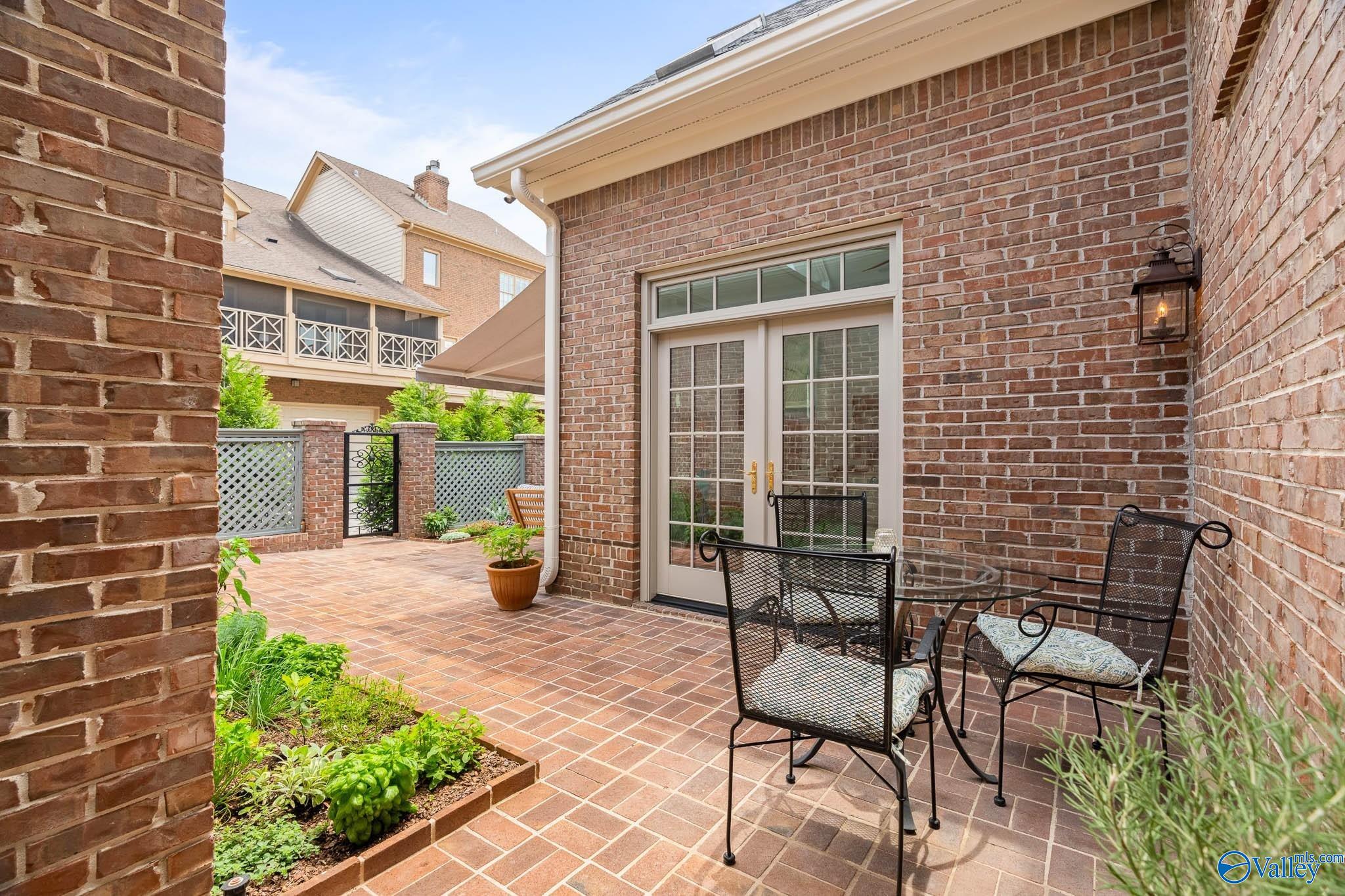 26 Saint James Square SE