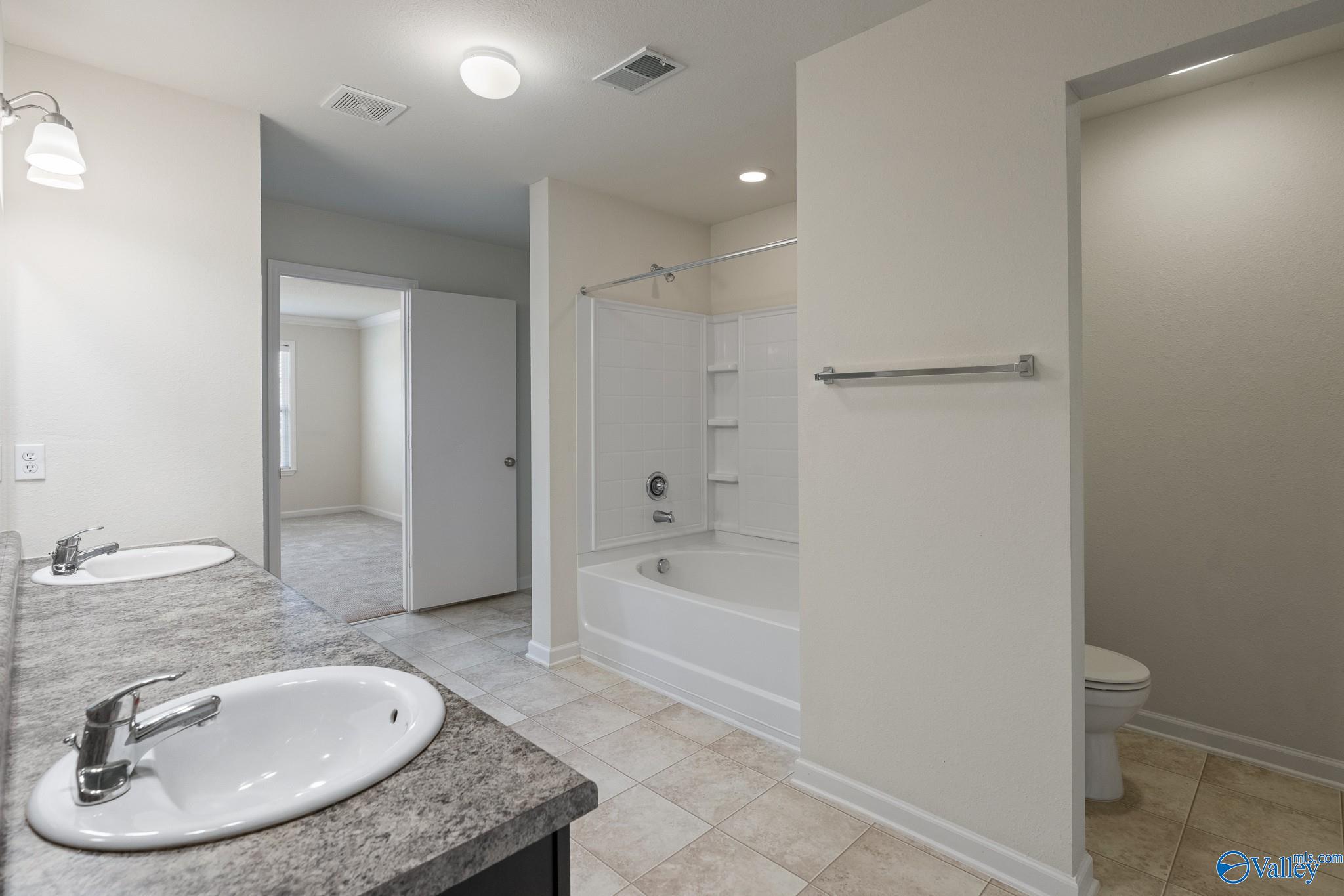 222 Laramie Circle NW