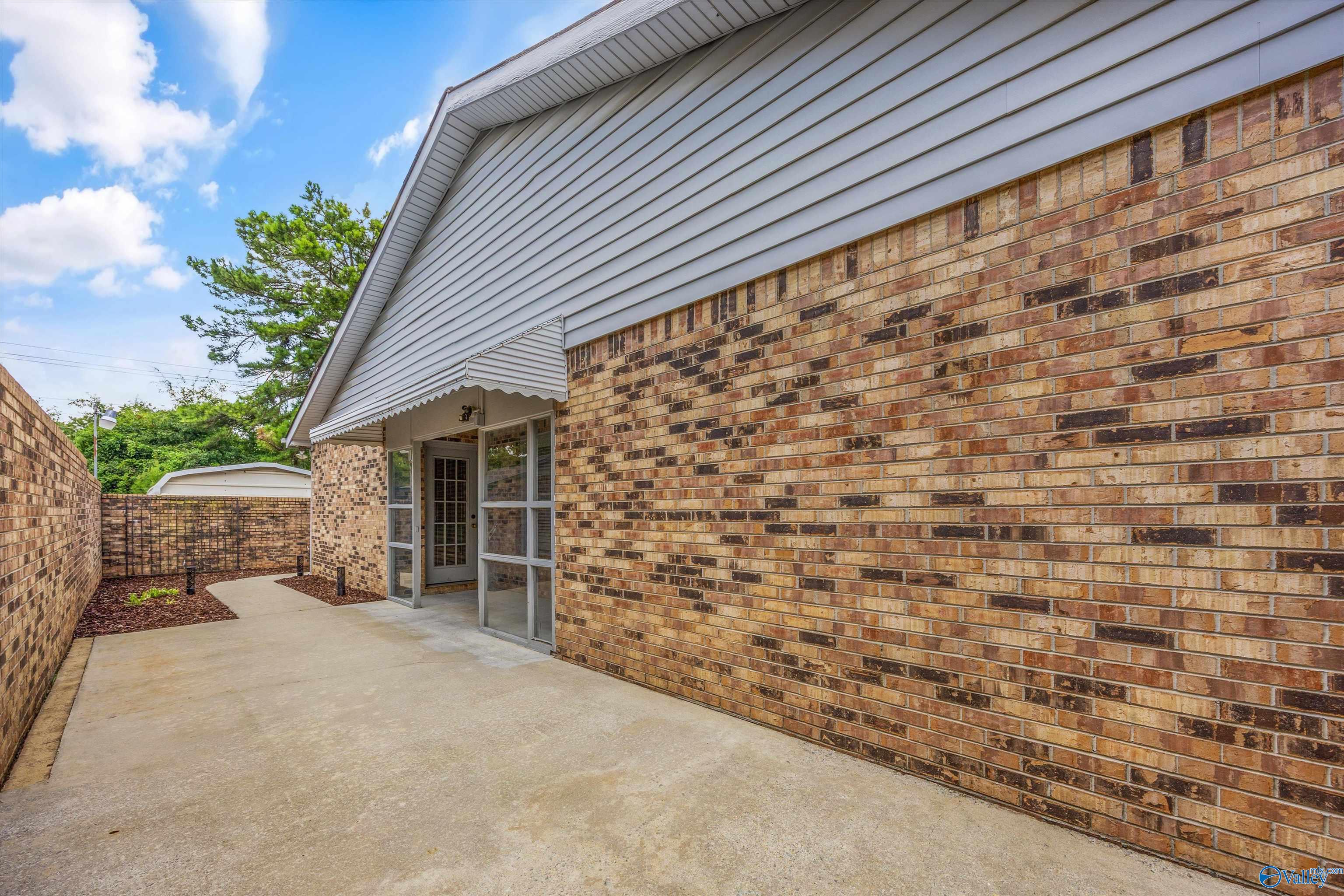 335 Chateau Drive SW