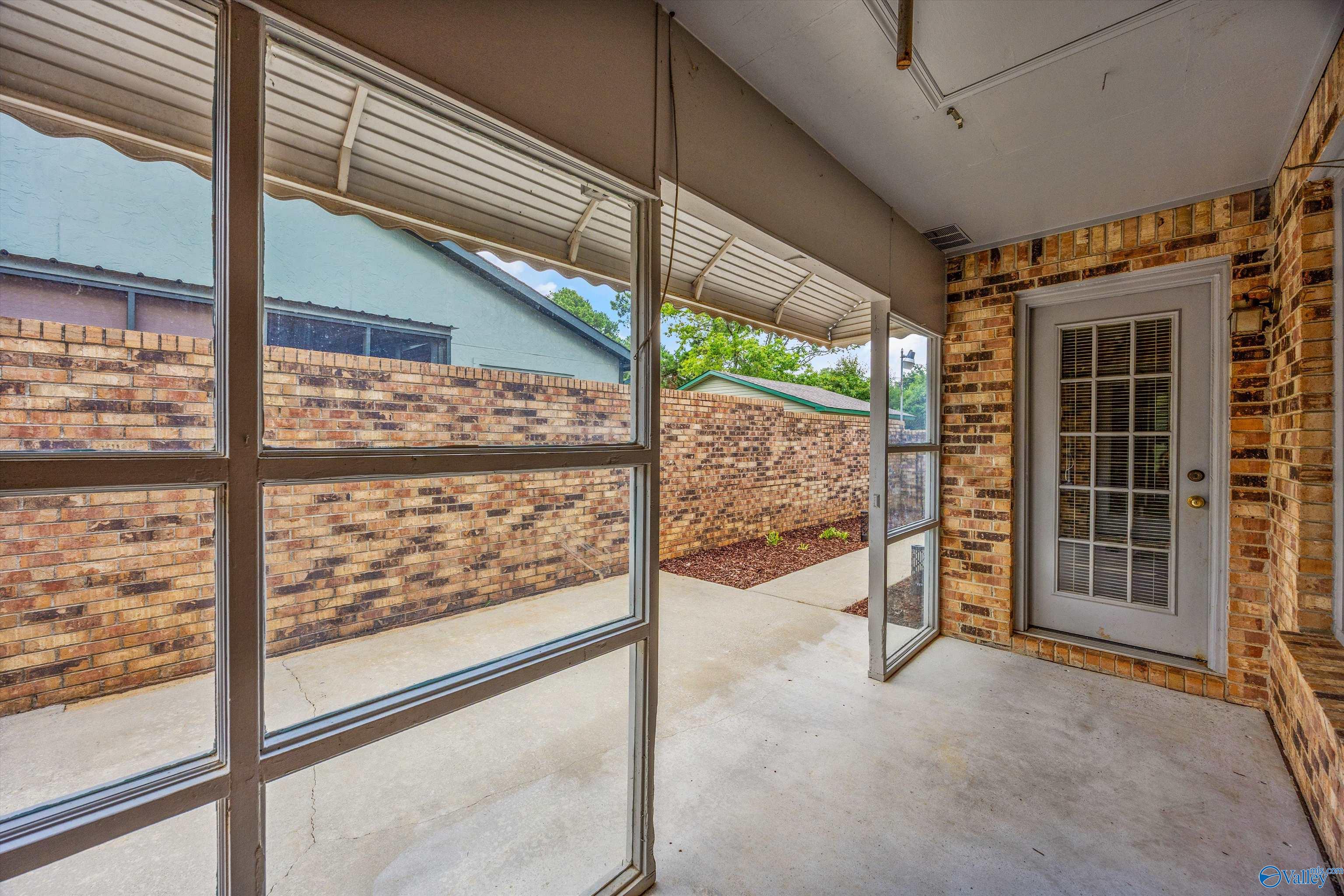 335 Chateau Drive SW