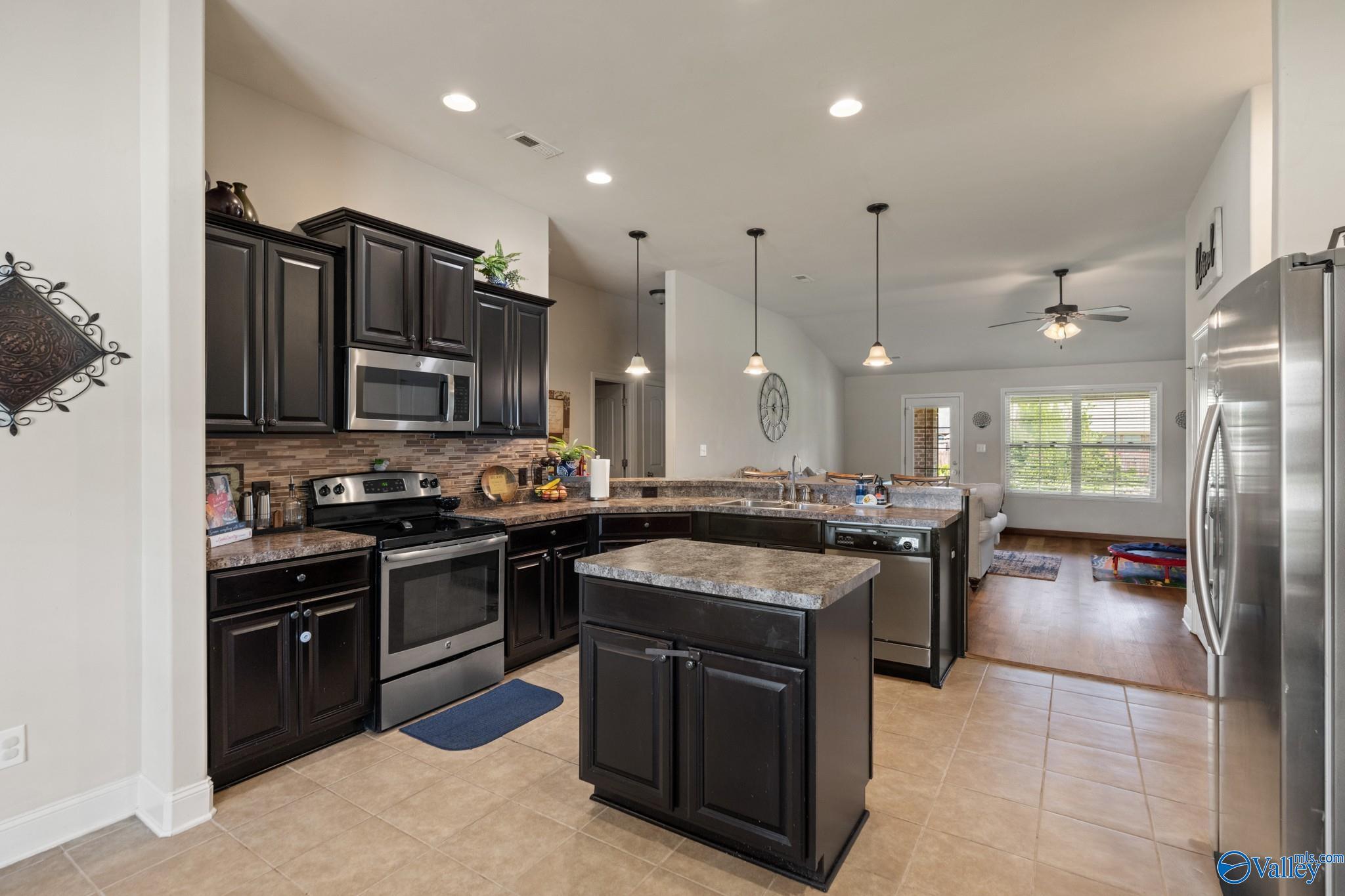 627 Summer Cove Circle NW