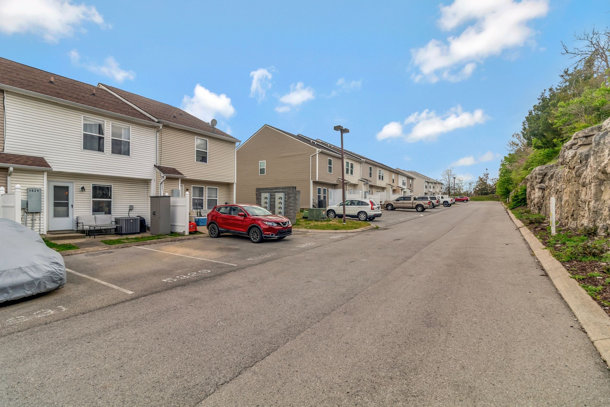 5829 Monroe Xing