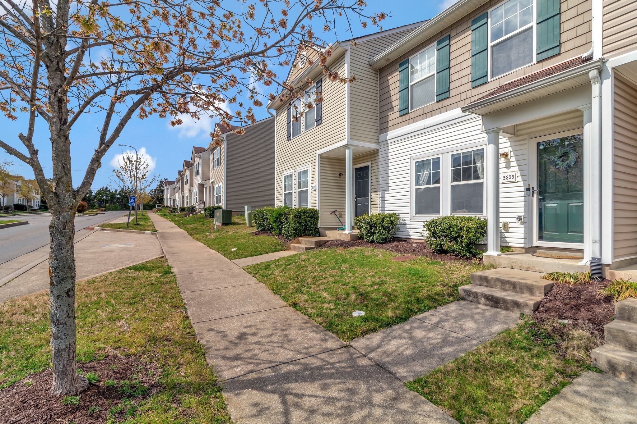 5829 Monroe Xing