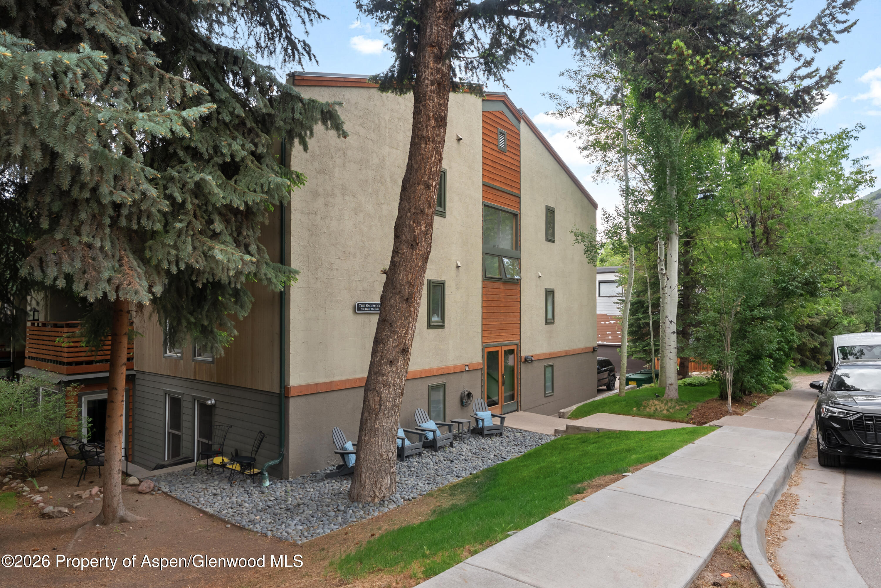910 W Hallam Street 9
