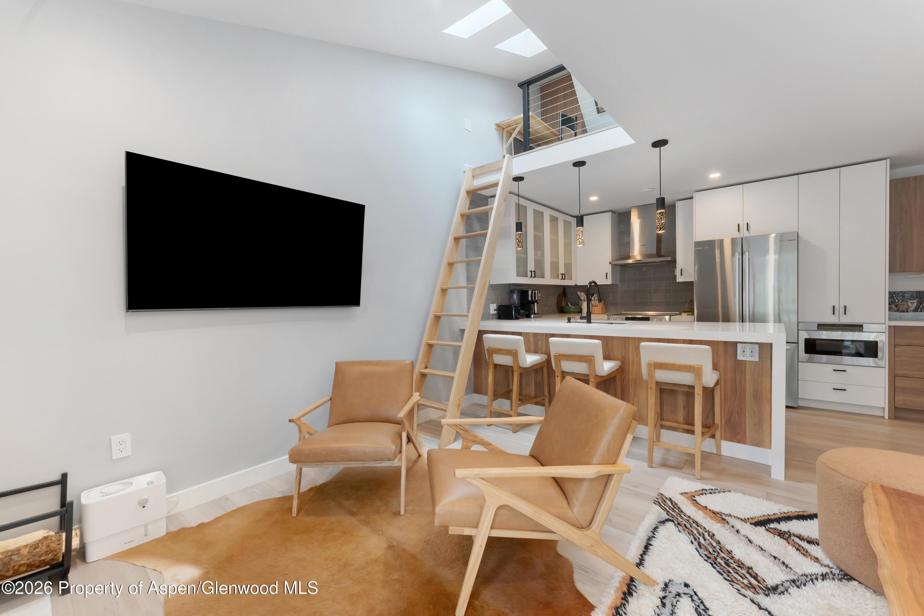 910 W Hallam Street 9