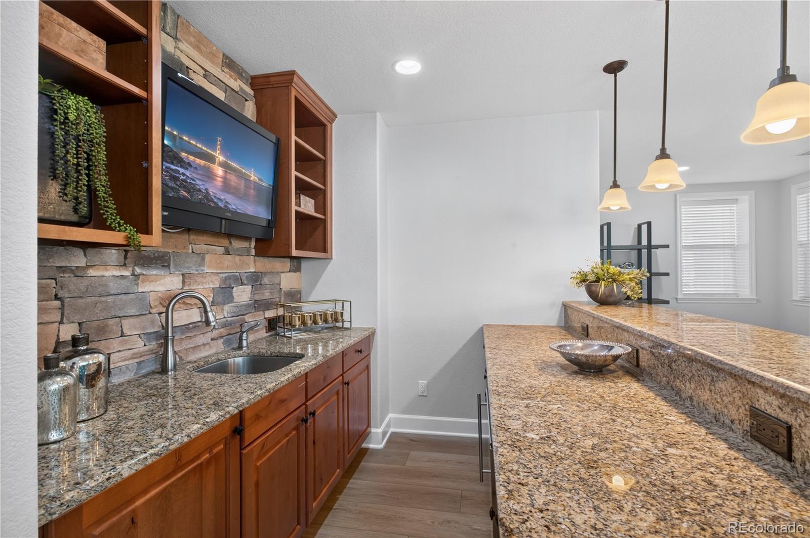 255 Maplehurst Point