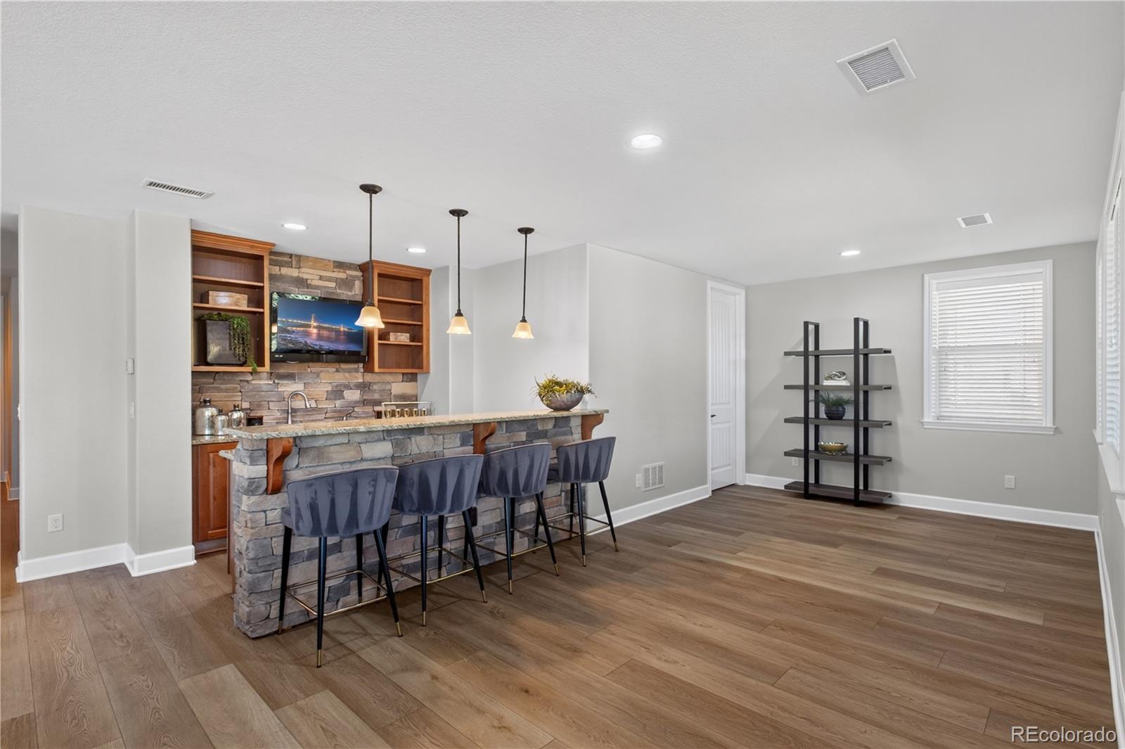 255 Maplehurst Point