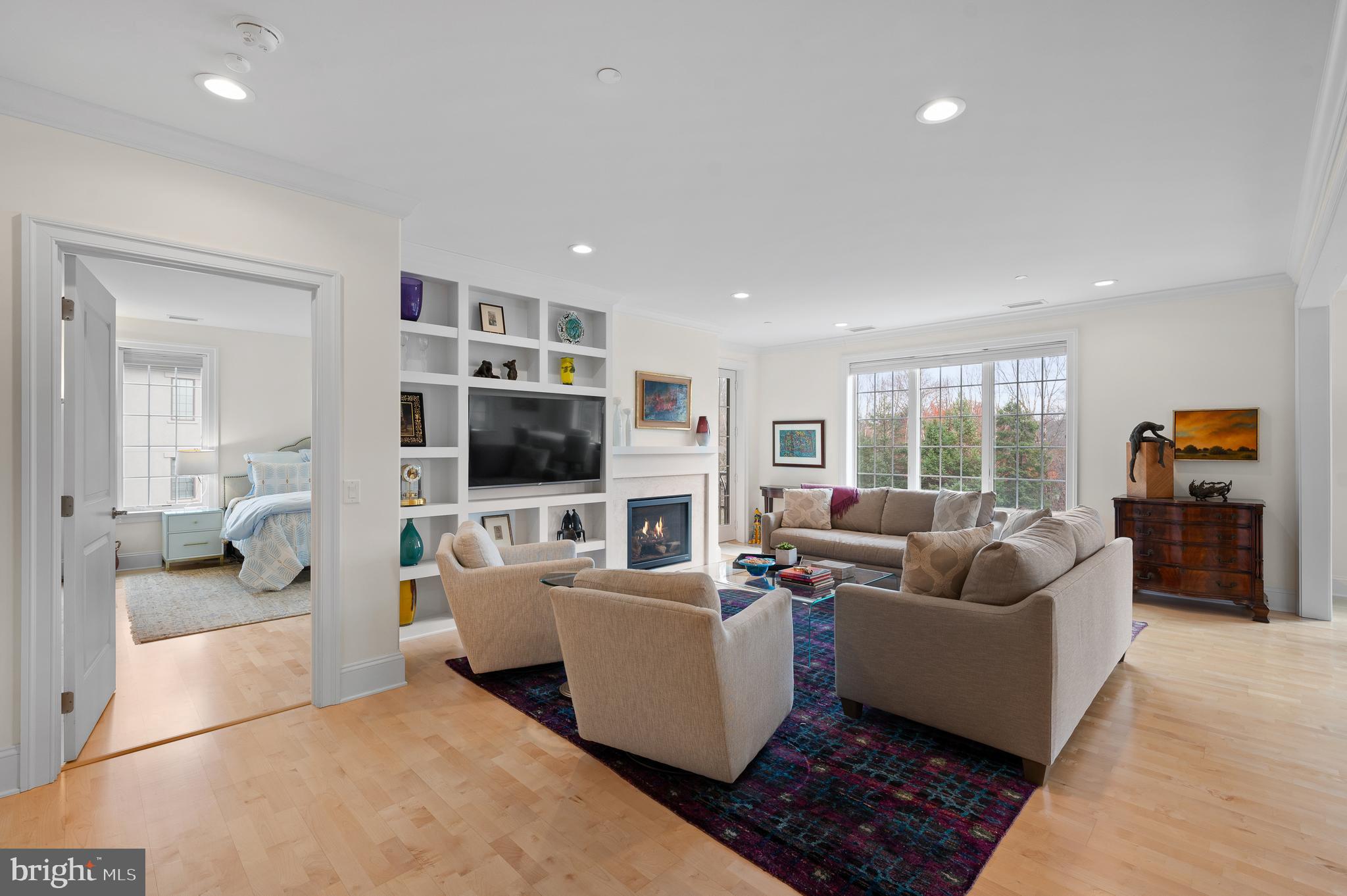 2208 PARKVIEW DRIVE