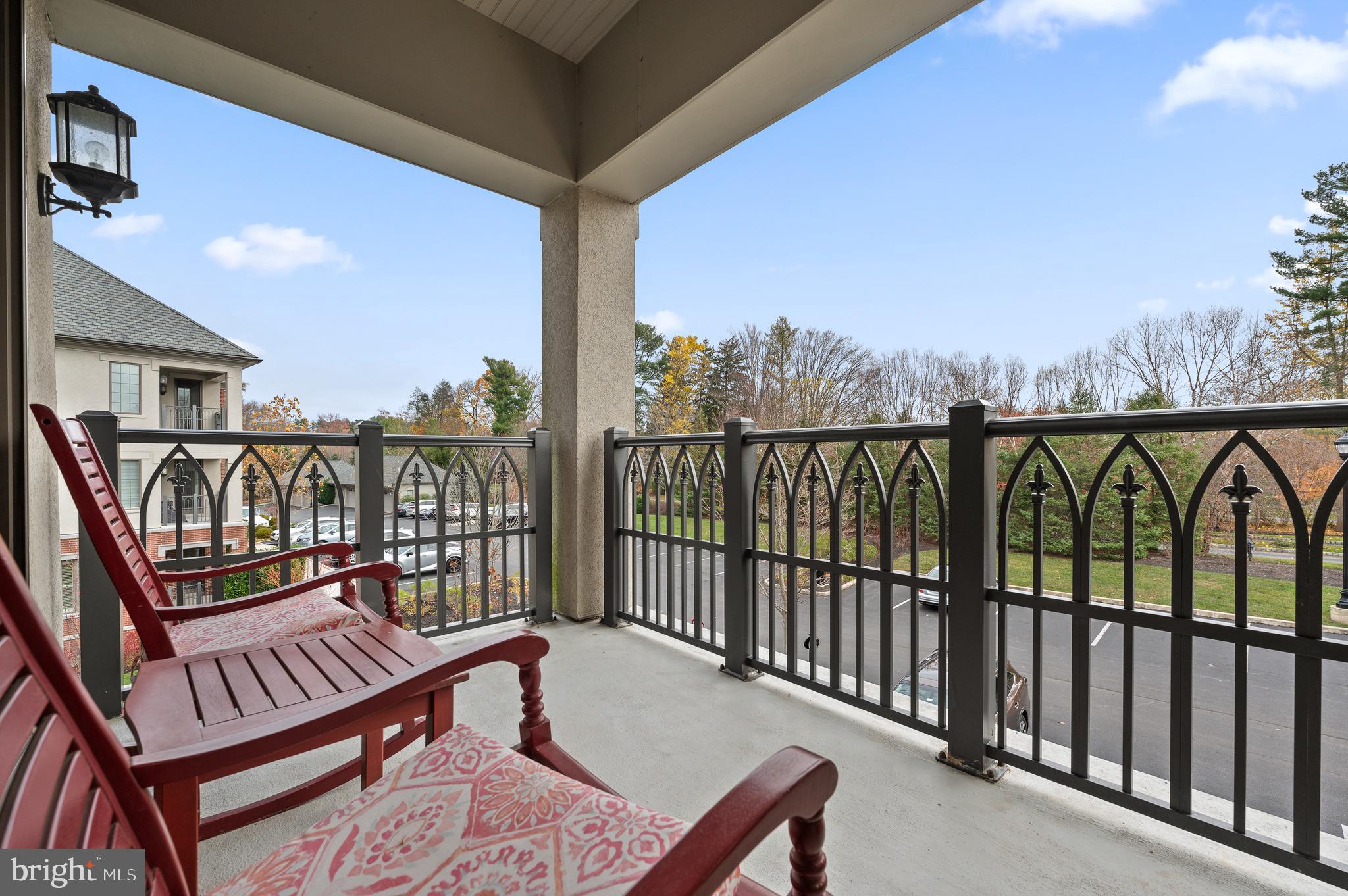 2208 PARKVIEW DRIVE