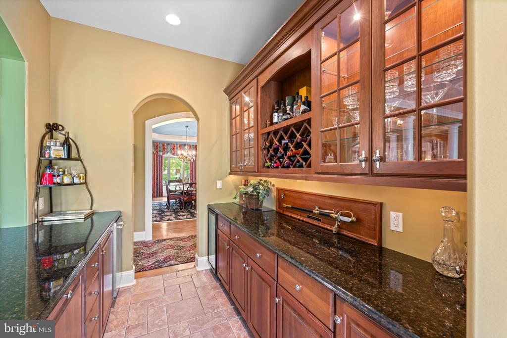 6 WEDGEWOOD DRIVE