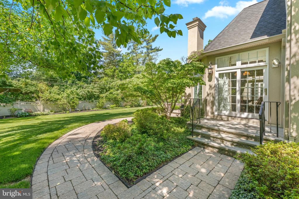 6 WEDGEWOOD DRIVE