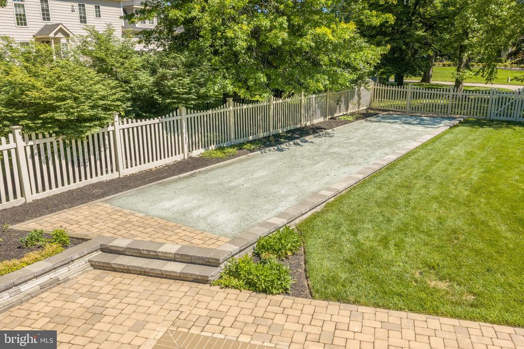 6 WEDGEWOOD DRIVE