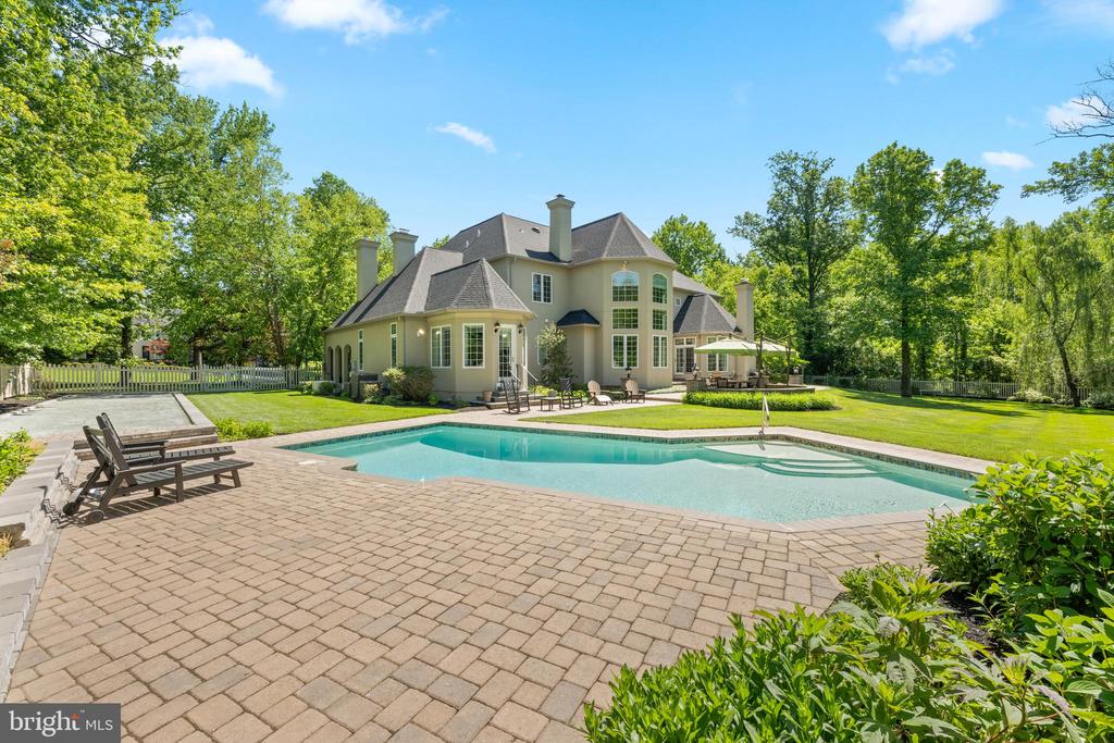 6 WEDGEWOOD DRIVE